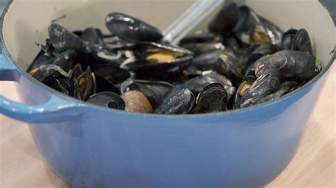mussels-with-white-wine-and-shallots-recipe-today image