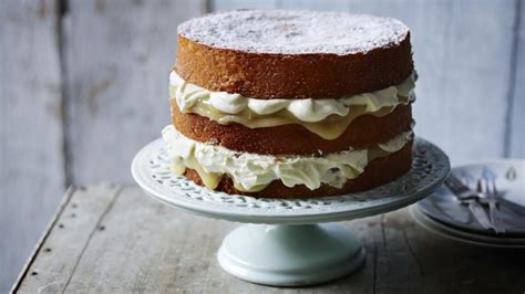 lemon-cake-with-lemon-curd-and-double-cream image