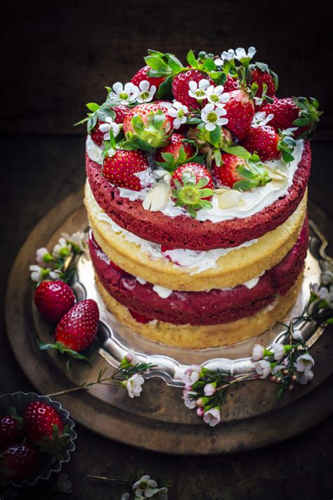 red-velvet-and-almond-cake-sugar-et-al image