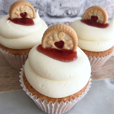 jammy-dodger-cupcakes-bee-sweet image