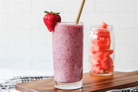 mixed-berry-watermelon-smoothie-vegan-okonomi image
