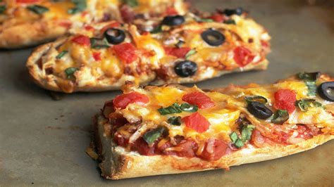 chicken-taco-french-bread-pizza-recipe-pillsburycom image