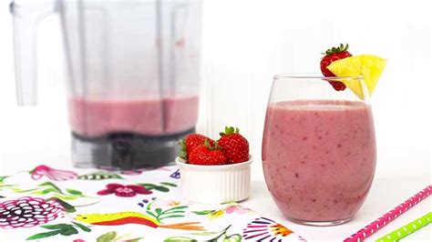 strawberry-delight-smoothie-jills-table image