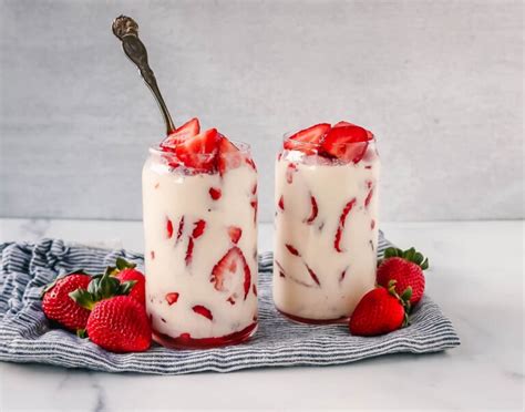 fresas-con-crema-strawberries-and-cream-modern image