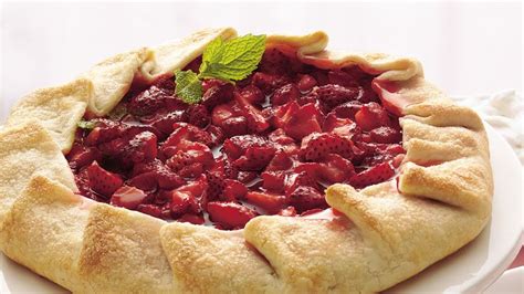 rustic-strawberry-tart-with-strawberry-cream image