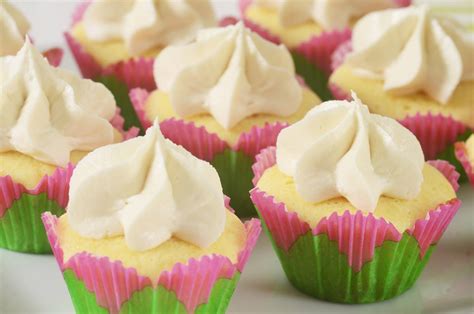 mini-vanilla-cupcakes-joyofbakingcom-video image