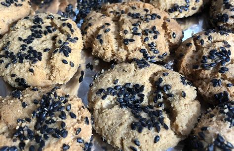 peanut-butter-cookies-with-black-sesame-seeds-fruit image