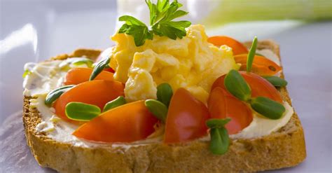 scrambled-eggs-on-toast-with-herbs-and-tomato-eat image