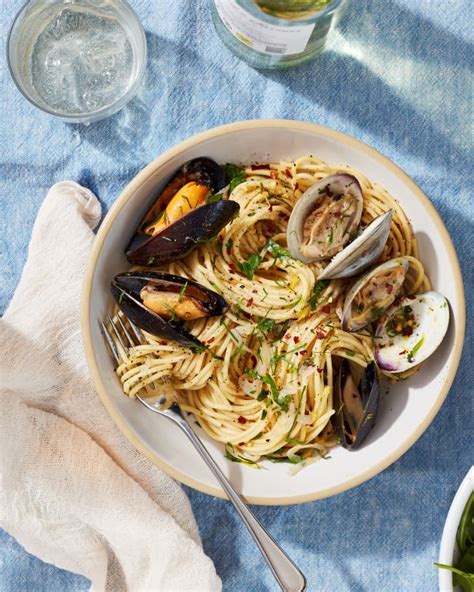 garlicky-white-wine-spaghetti-with-mussels-and-clams image