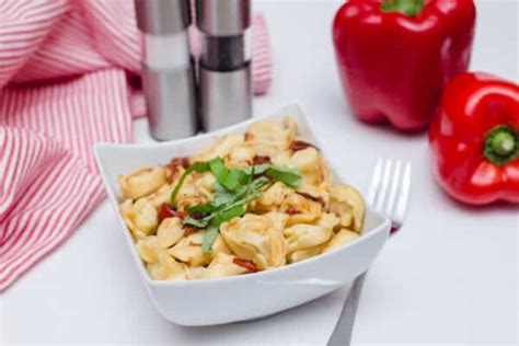 tortellini-with-roasted-pepper-sauce-oh-my-veggies image