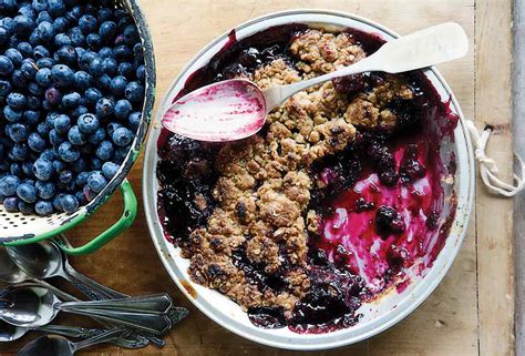 blueberry-crumble-recipe-leites-culinaria image