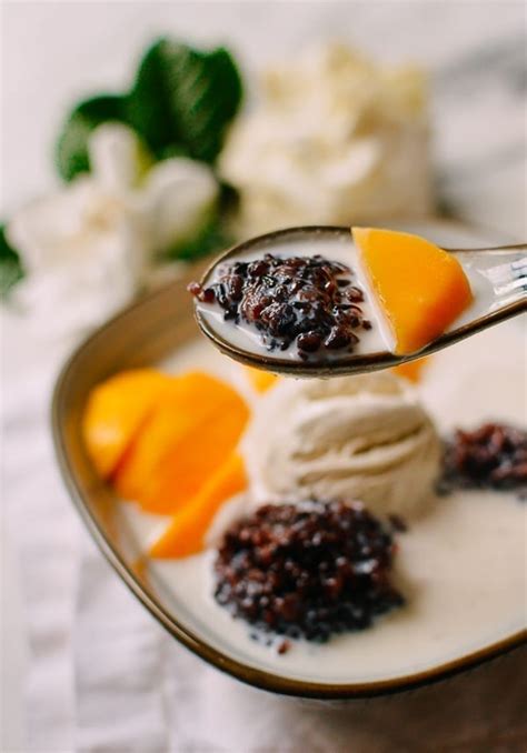 black-sticky-rice-mango-dessert-the-woks-of-life image