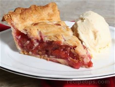 rhubarb-and-cherry-pie-recipe-recipetipscom image