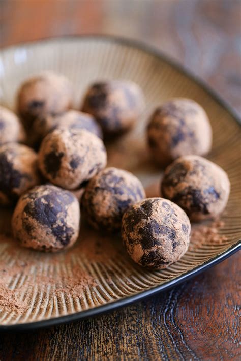 raw-chocolate-energy-balls-with-amaretto-pure-ella image