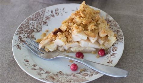 recipe-cheddar-whiskey-apple-pie-with-butter-cracker image