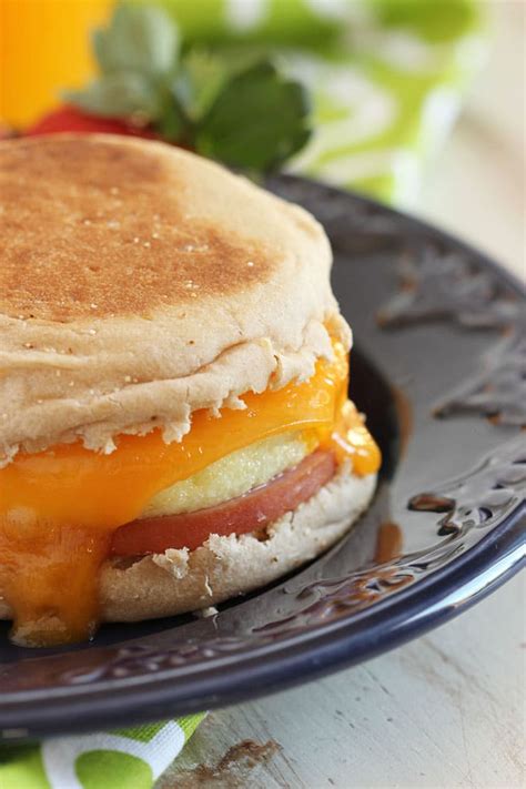 make-ahead-freezer-breakfast-sandwiches-video image