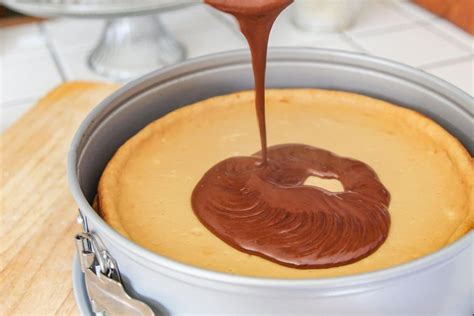 kahlua-coffee-cheesecake-with-a-chocolate-brownie-crust image