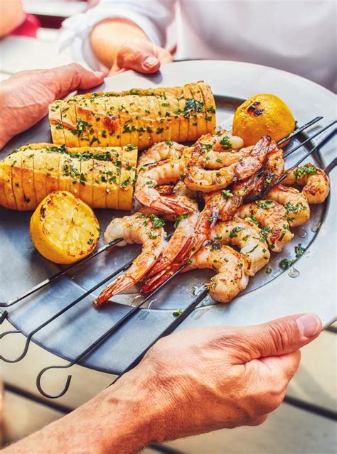 grilled-garlic-butter-shrimp-with-garlic-bread-ricardo image