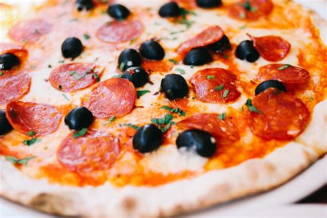 popular-pizza-toppings-learn-about-the-many-delicious image