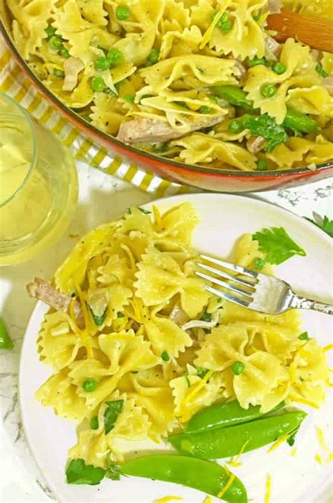 15-minute-creamy-pasta-with-ham-and-peas-platter-talk image