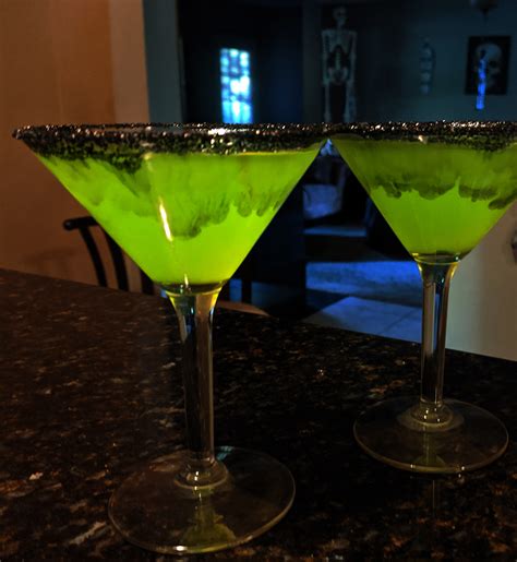 witches-brew-martini-holidaycookscom image