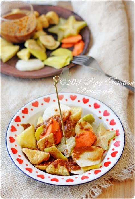 rujak-manis-indonesia-fruit-salad-with-spicy-peanut image