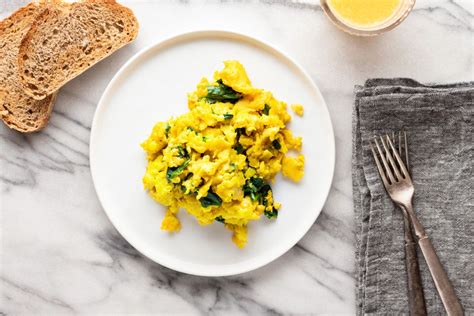 healthy-scrambled-eggs-with-spinach image