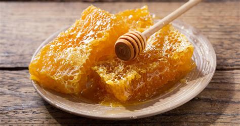 can-you-eat-honeycomb-benefits-uses-and-dangers image