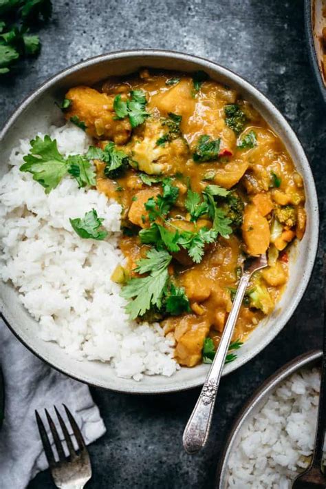 easy-weeknight-vegan-pumpkin-curry-recipe-crowded image