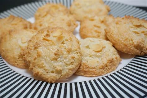 almond-macaroon-cookies-how-to-bring-your-lunch image