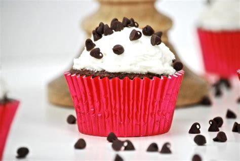 chocolate-cupcakes-with-marshmallow-buttercream image