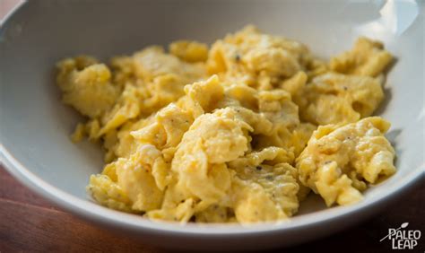 making-great-scrambled-eggs-paleo-leap image
