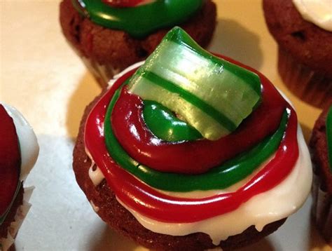 red-velvet-holiday-mini-cupcakes-duncan-hines image