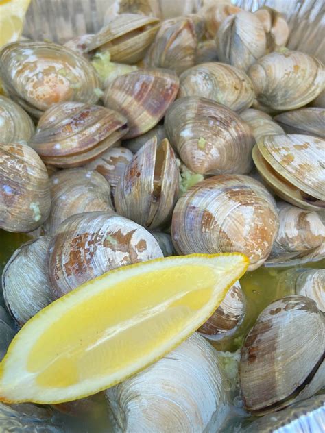 beer-steamed-clams-johannys-kitchen image