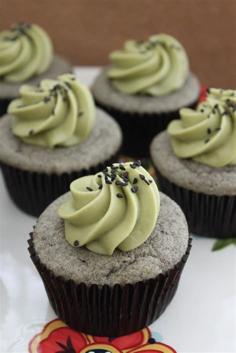 black-sesame-cupcakes-and-matcha-cream-cheese image