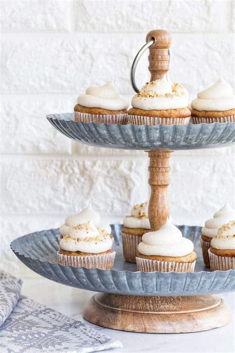 banana-cupcakes-with-cream-cheese-frosting-my image