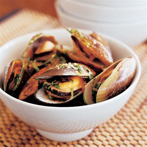 spicy-mussels-with-ginger-and-lemongrass image