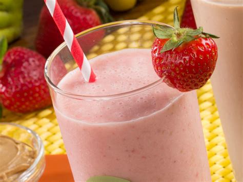 strawberry-sunrise-smoothie-mrfoodcom image