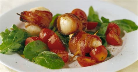 bacon-wrapped-scallops-with-salad-recipe-eat image