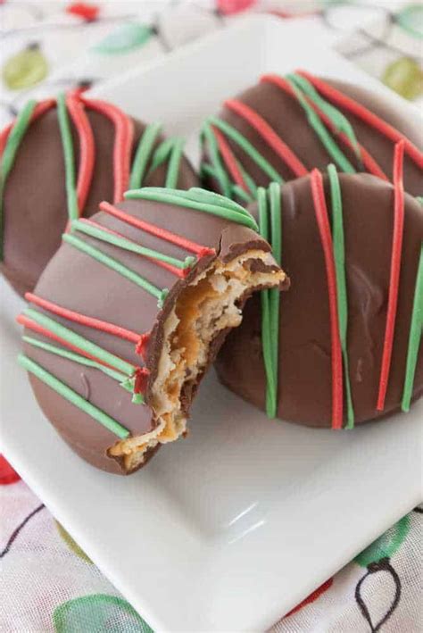 chocolate-dipped-peanut-butter-ritz-mindees image