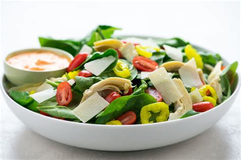 roasted-red-pepper-spinach-salad-recipe-home-chef image