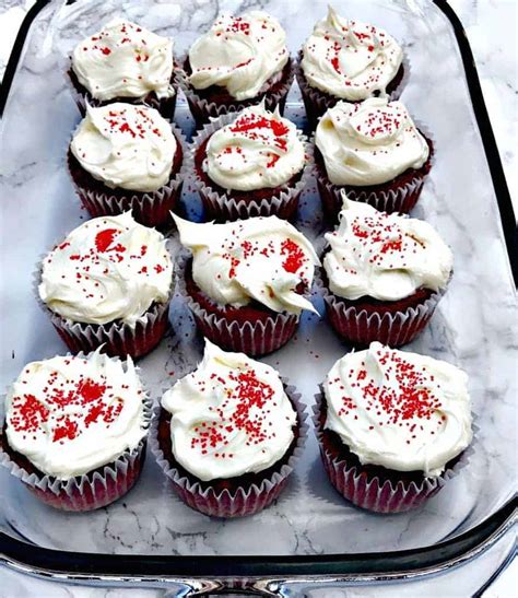 skinny-low-calorie-red-velvet-cupcakes-with-reduced image