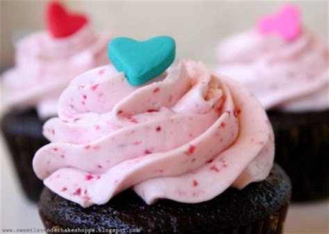 chocolate-cupcakes-with-fresh-strawberry-buttercream image