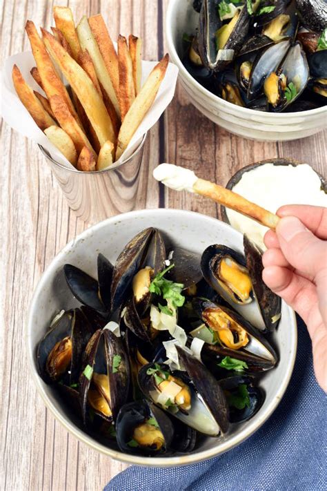 moules-frites-belgian-mussels-with-french-fries image