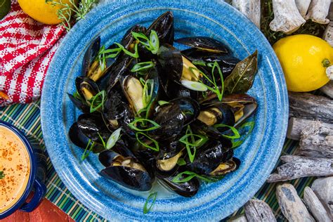 recipes-garlic-steamed-mussels-hallmark-channel image