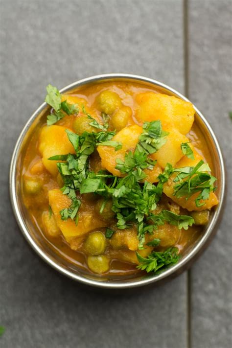 aloo-matar-indian-potato-peas-curry-pepper-bowl image