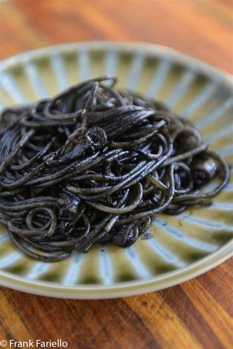 spaghetti-al-nero-di-seppia-spaghetti-with-squid-ink image