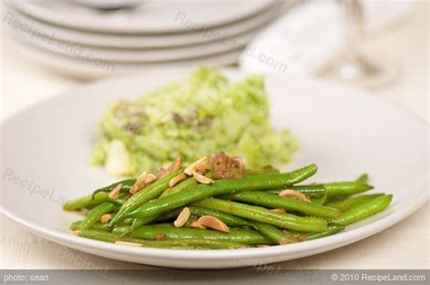 algerian-green-beans-with-almonds image