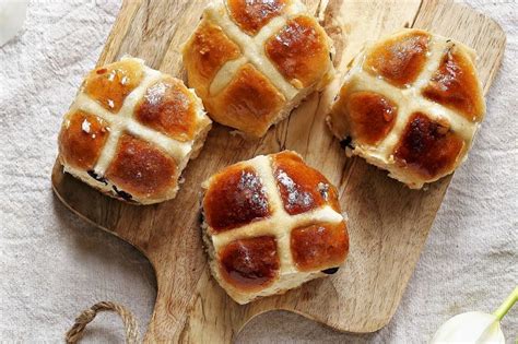traditional-irish-hot-cross-buns-recipe-irishcentralcom image