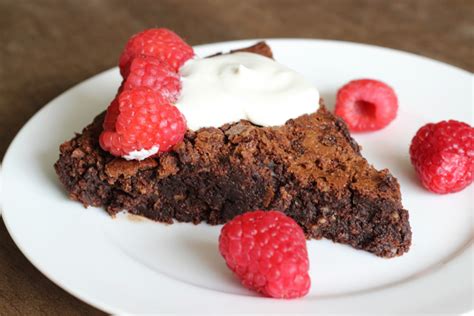 flourless-chocolate-cake-with-raspberries-and-cream image